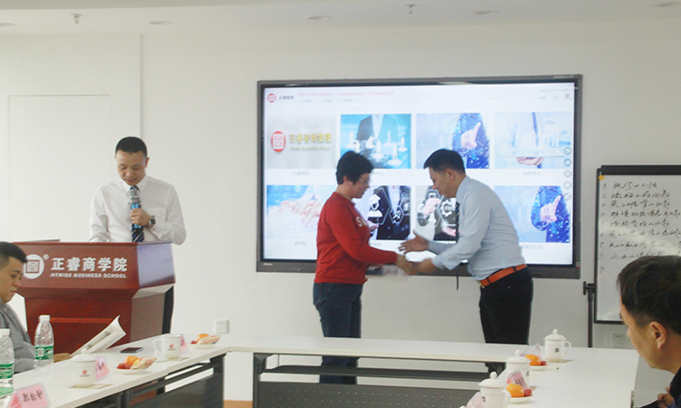 石獅市服裝產(chǎn)業(yè)聯(lián)盟、石獅市染整同業(yè)公會來我司參訪交流并赴標(biāo)桿項目德永佳參觀學(xué)習(xí)