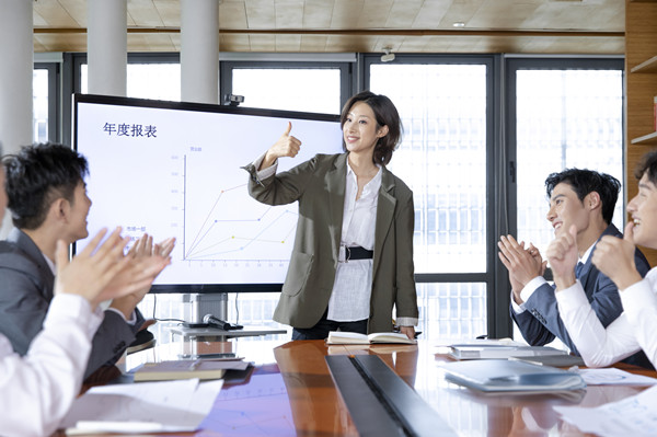 績效反饋：及時給予員工反饋，幫助員工提升