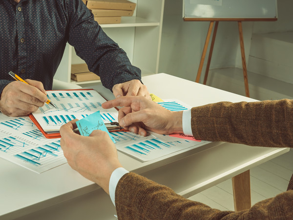 如何評估年度經營計劃的實施效果？