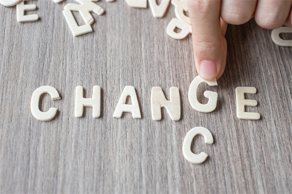 創(chuàng)新企業(yè)管理模式，引領(lǐng)行業(yè)變革，塑造品牌力量