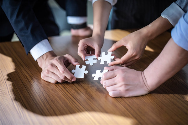 聚焦年度經(jīng)營計劃實施，強化內(nèi)部管理，提升運營效率