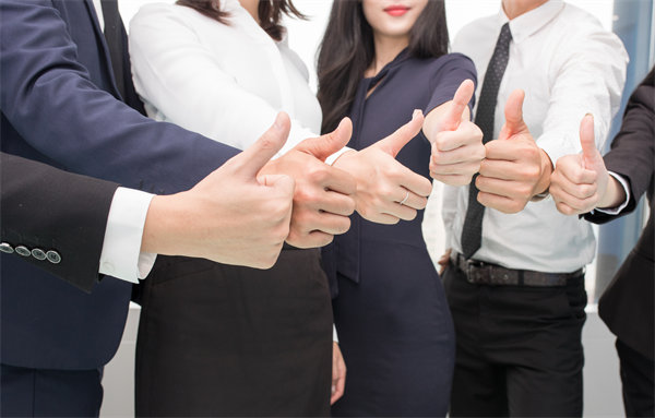 在企業(yè)管理中，專權(quán)式和民主式管理各有哪些優(yōu)缺點(diǎn)？