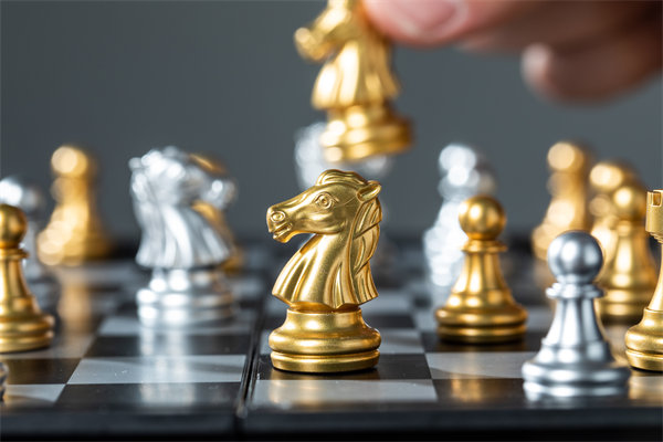 結(jié)合實(shí)際，談?wù)勂髽I(yè)在戰(zhàn)略薪酬設(shè)計(jì)時(shí)要注意哪些問(wèn)題？