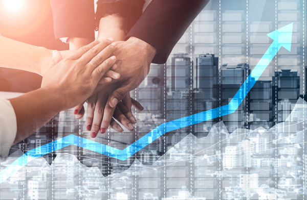 績效管理中，如何有效溝通反饋以促進員工成長？