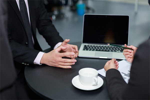 如何實(shí)施360度績效評估，確保反饋全面且客觀？