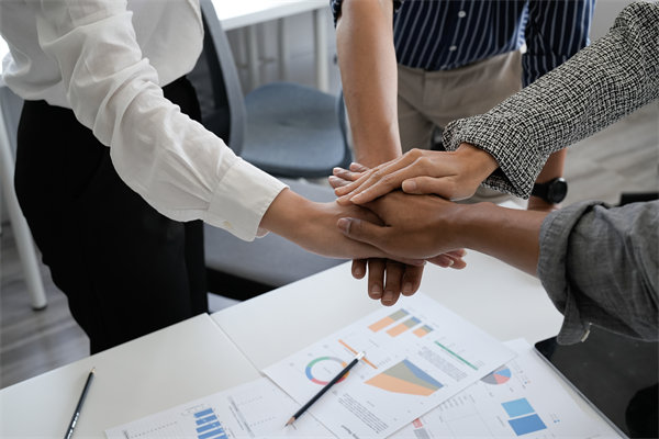 面對多元化團(tuán)隊(duì)，如何實(shí)施個(gè)性化績效評估策略？