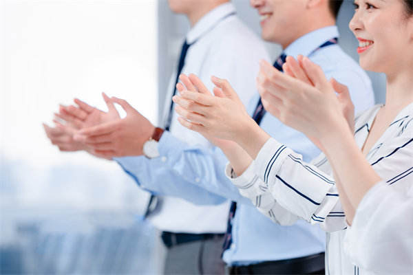 組織變革中，如何管理員工情緒與阻力，確保平穩(wěn)過渡？