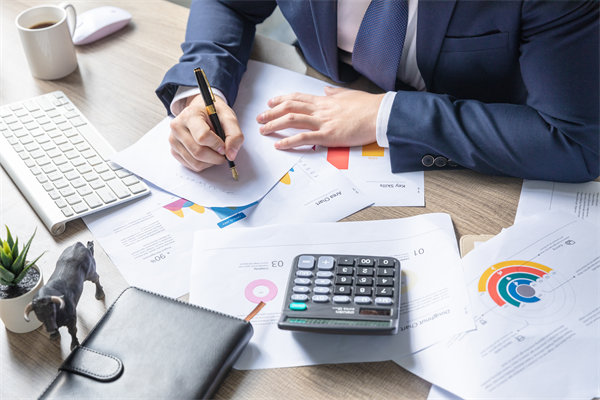 利用大數(shù)據(jù)與AI優(yōu)化績(jī)效管理流程，提升決策效率！