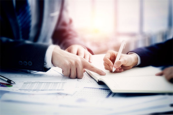 面對(duì)業(yè)績(jī)波動(dòng)，企業(yè)如何靈活調(diào)整績(jī)效評(píng)價(jià)標(biāo)準(zhǔn)？