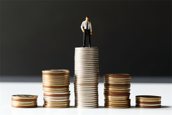 市場競爭激烈，如何制定薪酬策略以吸引并留住人才？