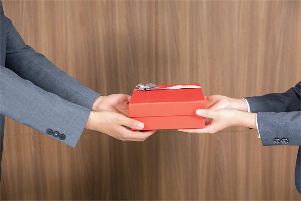 市場競爭激烈，如何制定薪酬策略以吸引并留住人才？