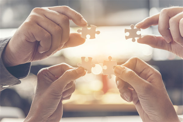 在全球化背景下，企業(yè)如何制定跨國戰(zhàn)略規(guī)劃？