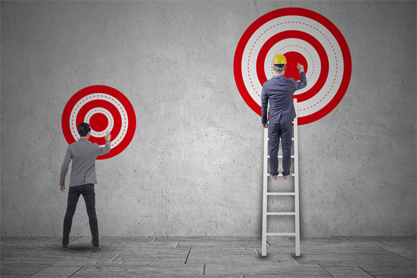 在薪酬體系構(gòu)建時，如何確保公平性，同時滿足員工期望？