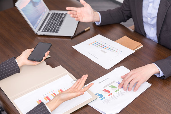 市場(chǎng)環(huán)境突變時(shí)，企業(yè)如何靈活調(diào)整預(yù)算策略以應(yīng)對(duì)？