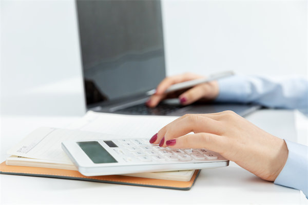 市場(chǎng)環(huán)境突變時(shí)，企業(yè)如何靈活調(diào)整預(yù)算策略以應(yīng)對(duì)？