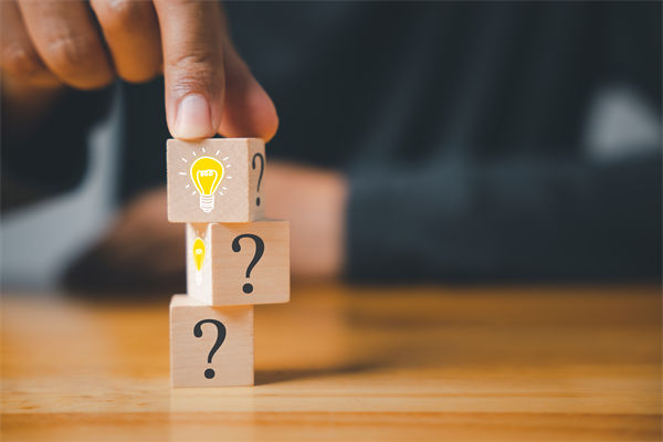 在制定企業(yè)戰(zhàn)略規(guī)劃時，如何平衡短期與長期目標(biāo)？