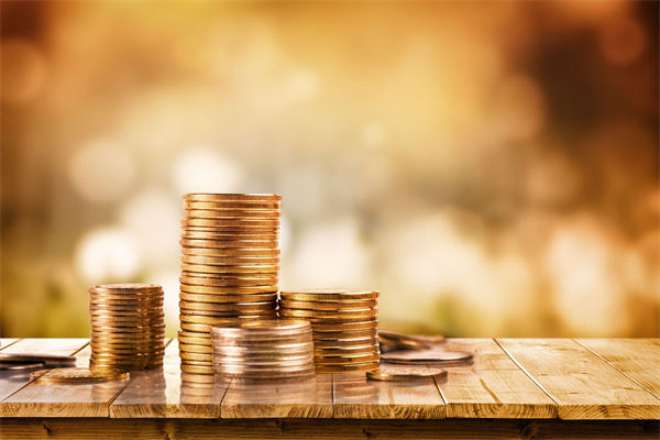 在制定企業(yè)戰(zhàn)略規(guī)劃時(shí)，如何平衡短期與長(zhǎng)期目標(biāo)？