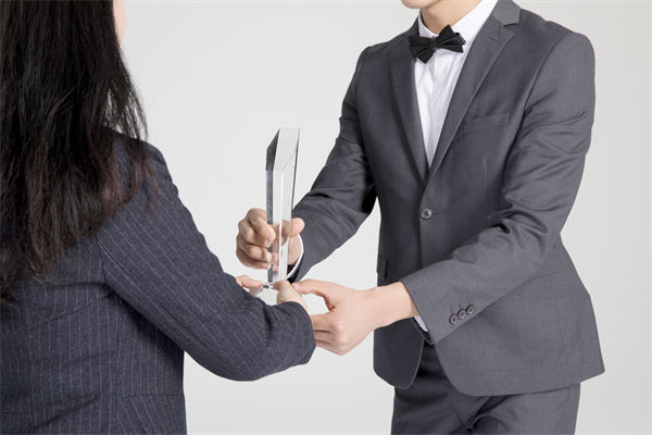 績效管理中，如何激勵優(yōu)秀員工，又幫助其提升？