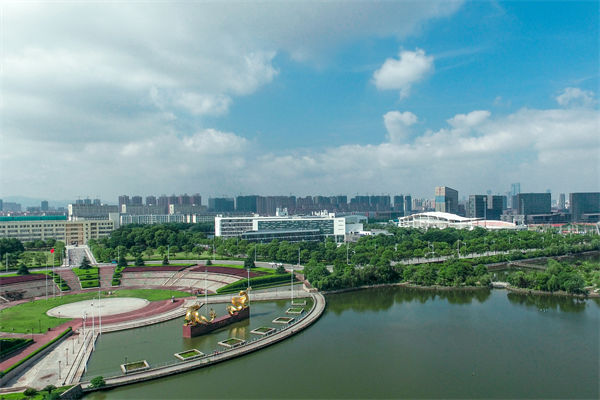 南昌戰(zhàn)略咨詢公司如何為企業(yè)定制長遠(yuǎn)發(fā)展規(guī)劃？