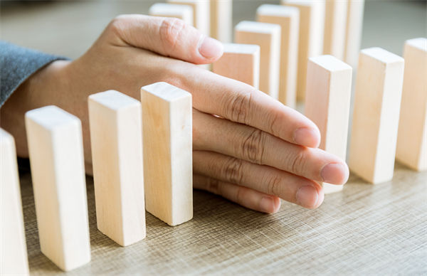 在年度經(jīng)營(yíng)計(jì)劃中，如何有效識(shí)別并應(yīng)對(duì)潛在風(fēng)險(xiǎn)？