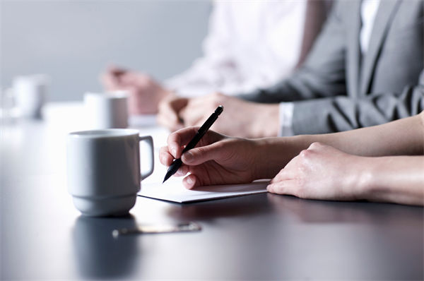 績效不佳員工薪酬調整策略，如何避免士氣低落？