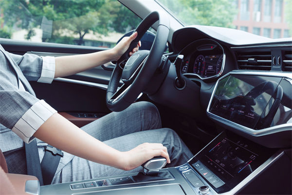 女子工資4600每天花近百元通勤上班，人力資源怎么看？