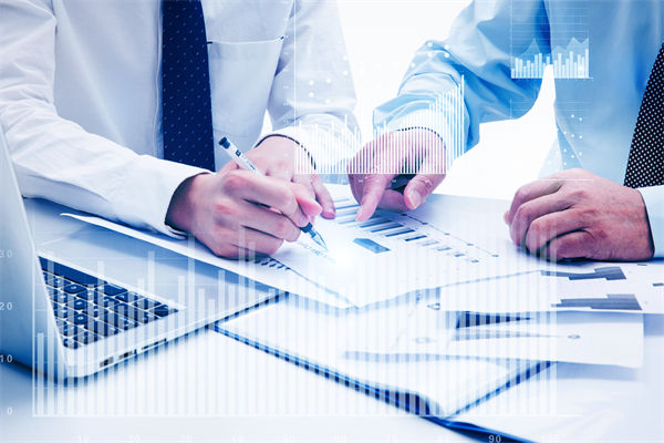 如何通過預算分析，識別企業(yè)運營中的潛在風險與機遇？