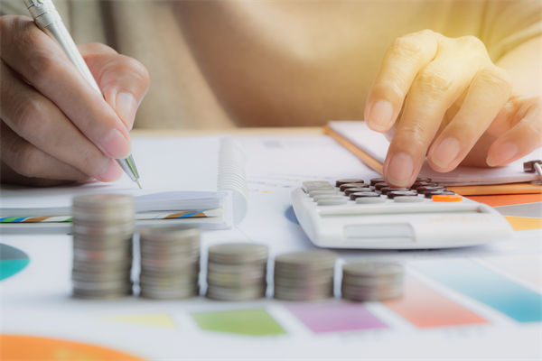 在滾動(dòng)預(yù)算模式下，如何確保預(yù)算的連續(xù)性和前瞻性？