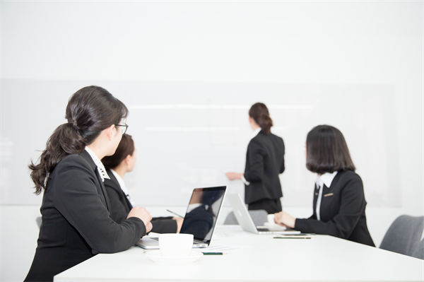 員工培訓(xùn)無(wú)效、成長(zhǎng)慢，人力資源管理怎樣定制高效方案？