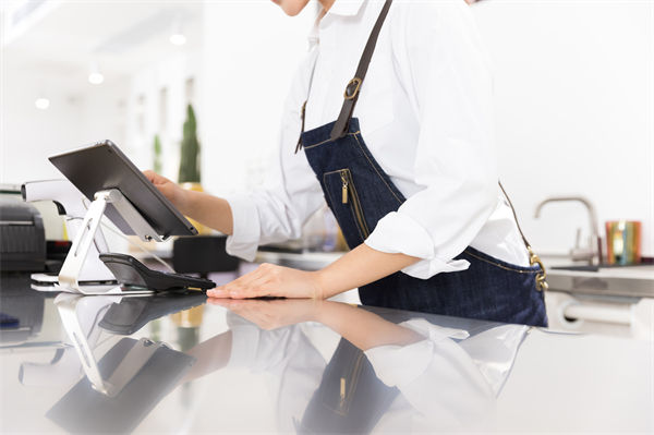 29歲女演員回應在餐廳當服務員，人力資源怎么看？