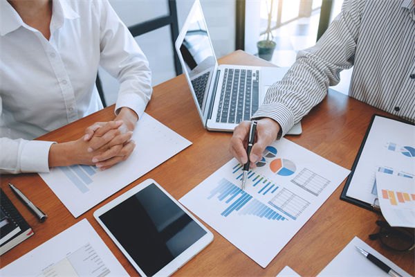 薪酬結(jié)構(gòu)與戰(zhàn)略脫節(jié)，薪酬咨詢?cè)鯓哟罱ㄟm配體系？